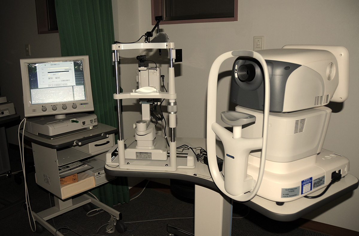 手前：光学式眼軸長測定装置 奥：超音波診断装置
